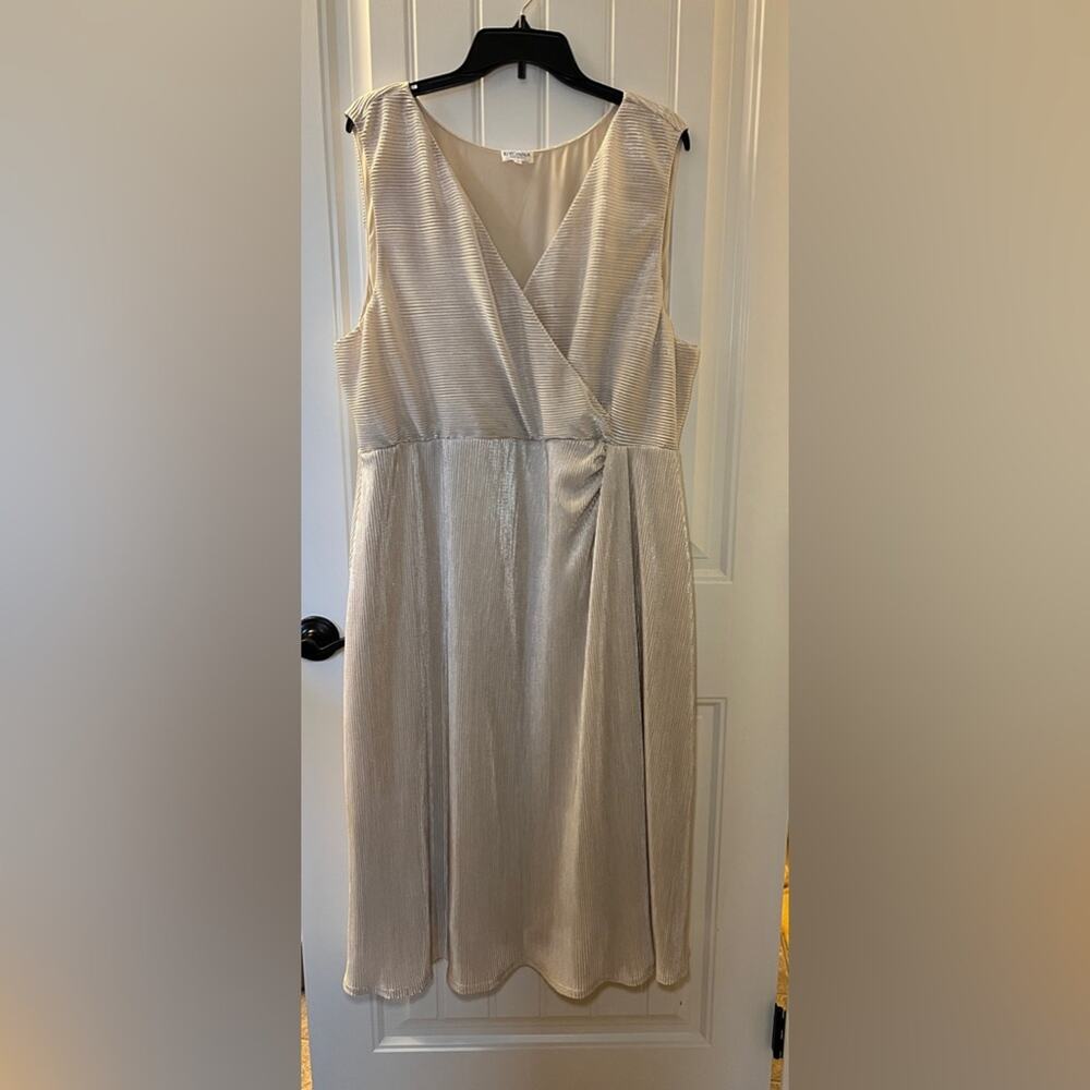 Kiyonna Size 3 Champagne Sparkle Tea Length Cocktail Dress Women’s V-Neck